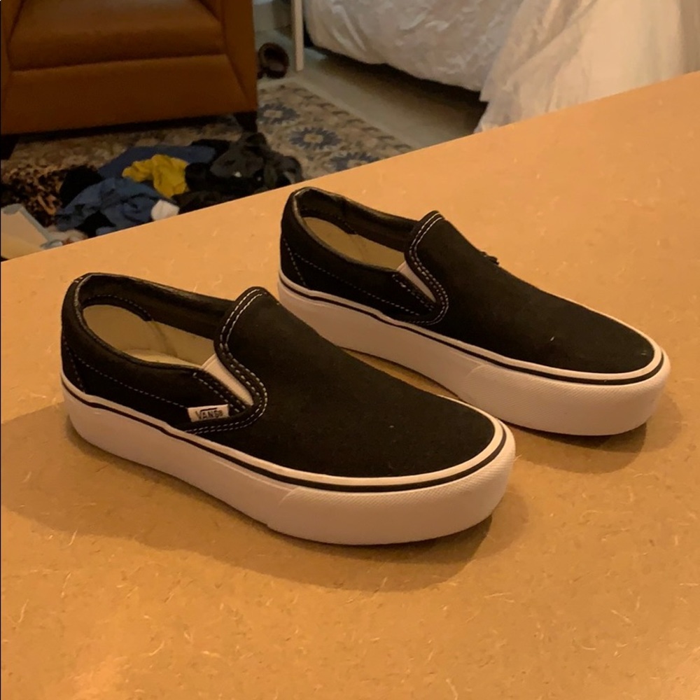 NEVER WORN WOMENS BLACK PLATFORM VANS SUZE 6